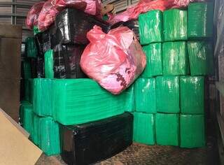 PF apreende ve&iacute;culos e prende suspeitos de tr&aacute;fico internacional de drogas