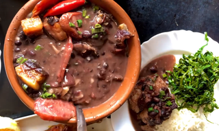 Pagode e feijoada raiz fazem do Vo Alee point na periferia aos s&aacute;bados