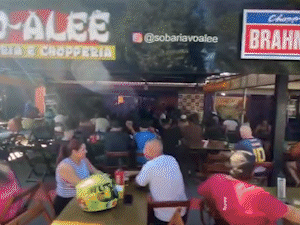 Pagode e feijoada raiz fazem do Vo Alee point na periferia aos s&aacute;bados