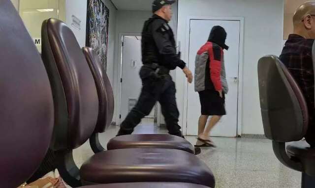 Subtenente que perseguiu namorada adolescente nega crime, mas continua preso