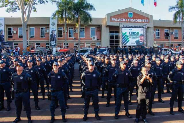 O que Câmara proibiu no palco, PMs cantam em formação e com apoio de vereadores
