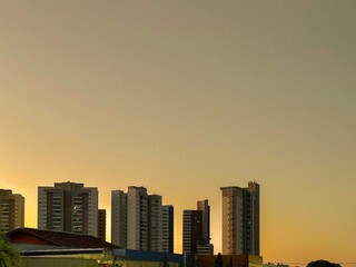 Fim de semana come&ccedil;a quente, mas termina com frente fria e risco de temporal