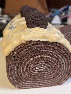 Karol faz bolo de rolo nordestino em vers&atilde;o red velvet, churros e Oreo