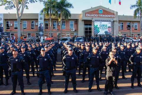 O que C&acirc;mara proibiu no palco, PMs cantam em forma&ccedil;&atilde;o e com apoio de vereadores