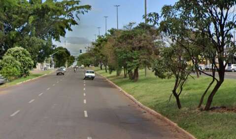 Jovem morre ao bater moto em &aacute;rvore na Avenida Gunter Hans