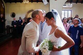 Casamento coletivo tem noiva de verde, exemplo para netos e amor carioca Casamento coletivo tem noiva de verde, exemplo para netos e amor carioca
