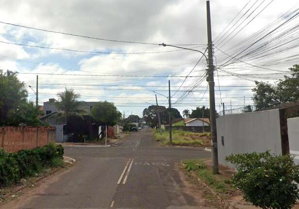 Chamado no port&atilde;o, cadeirante &eacute; alvo de tiros e cachorro acaba atingido