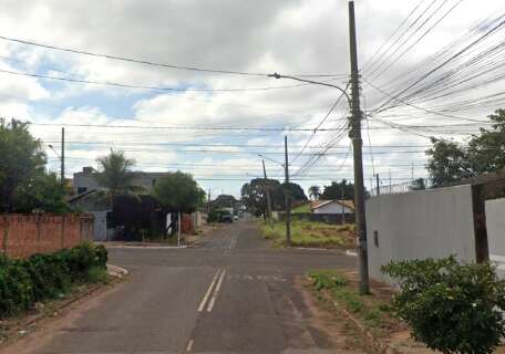 Chamado no port&atilde;o, cadeirante &eacute; alvo de tiros e cachorro acaba atingido