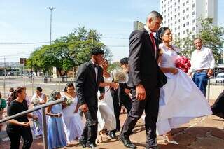 Casamento coletivo tem noiva de verde, exemplo para netos e amor carioca