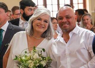 Casamento coletivo tem noiva de verde, exemplo para netos e amor carioca