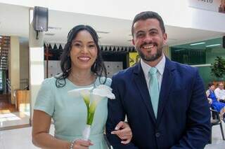 Casamento coletivo tem noiva de verde, exemplo para netos e amor carioca Casamento coletivo tem noiva de verde, exemplo para netos e amor carioca
