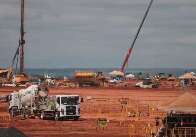 Obra de aeroporto em meio ao boom da celulose pode estar assoreando córrego
