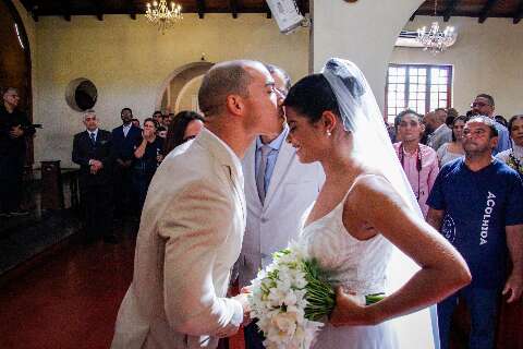 Casamento coletivo tem noiva de verde, exemplo para netos e amor carioca