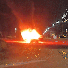 Carro &eacute; destru&iacute;do em inc&ecirc;ndio e chamas altas assustam moradores