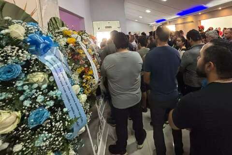 Vel&oacute;rio lotado de amigos marca adeus a assessor que morreu em sa&iacute;da de show