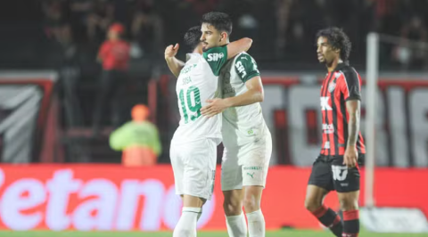 Palmeiras reage no segundo tempo e arranca empate com o Vit&oacute;ria no Barrad&atilde;o