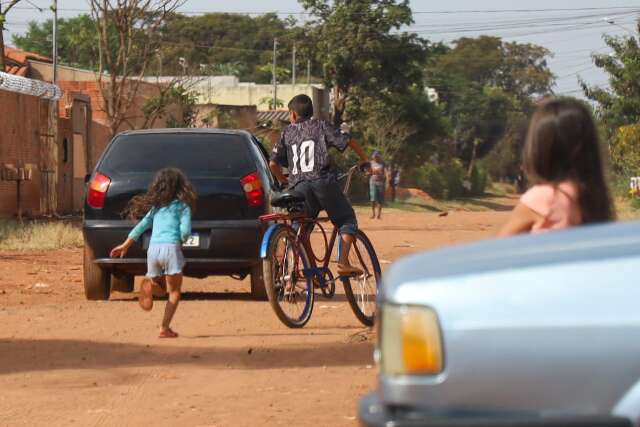 Entre pipa e jogos, crian&ccedil;as curtem &uacute;ltimo domingo de f&eacute;rias e pais agradecem