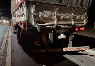 Jovem morre em acidente entre picape e carreta carregada com soja 