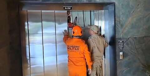 Elevador de supermercado trava e deixa quatro pessoas presas