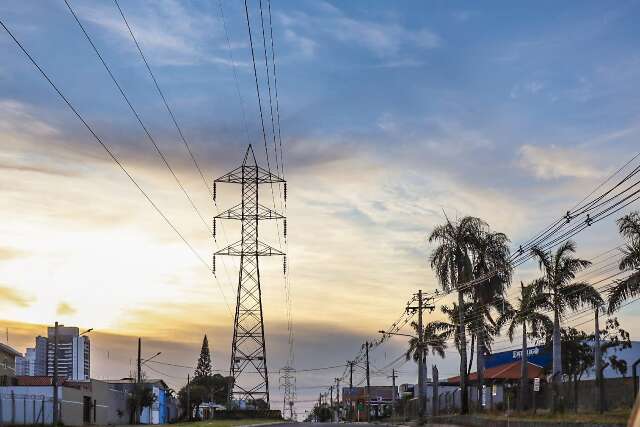 Frente fria avan&ccedil;a e muda o tempo em MS neste domingo, com risco de temporal