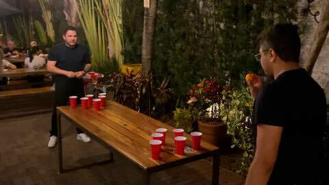 Valendo chope, bar promove competi&ccedil;&atilde;o de beer pong 