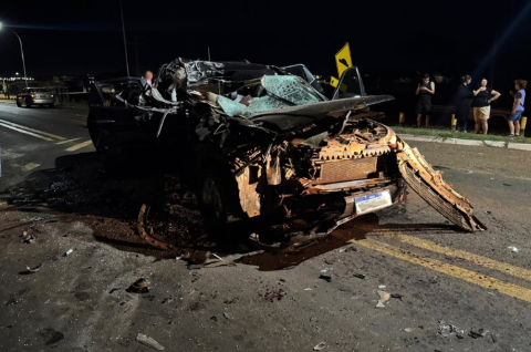 Jovem morre em acidente entre Fiat Toro e carreta carregada com soja 