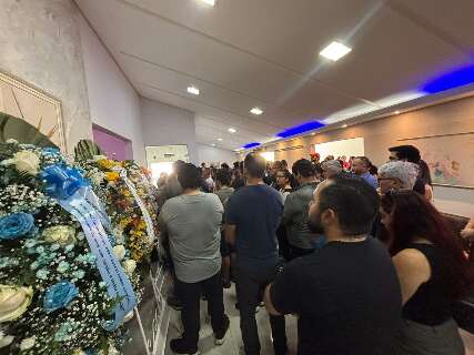Amigos e familiares d&atilde;o &uacute;ltimo adeus a assessor que morreu atropelado