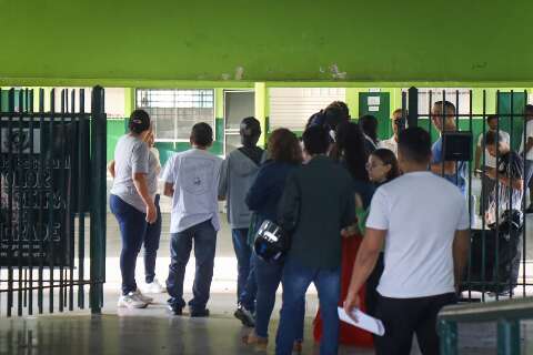 Ap&oacute;s casamentos e trabalho precoces, adultos buscam nova chance de estudar