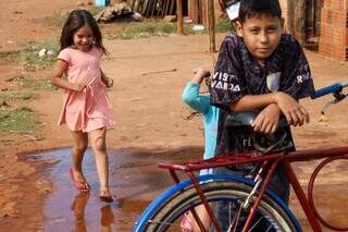 Entre pipa e jogos, crianças curtem último domingo de férias e pais agradecem Entre pipa e jogos, crianças curtem último domingo de férias e pais agradecem