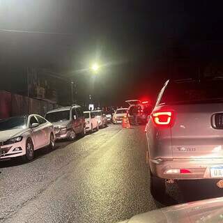 Acidente em pista molhada trava tr&acirc;nsito na Avenida Rodolfo Jos&eacute; Pinho