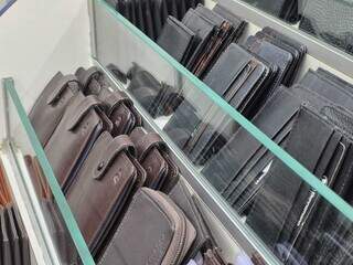 Com vendas incertas, cada lojista tem um palpite de presente ideal para os pais
