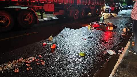 Motociclista de 29 anos morre ao bater em traseira de carreta estacionada