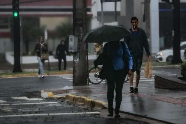 Frente fria avan&ccedil;a, muda o tempo e provoca chuva em Campo Grande
