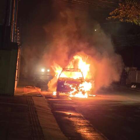 Fiat Uno &eacute; destru&iacute;do por inc&ecirc;ndio na Vila Sobrinho