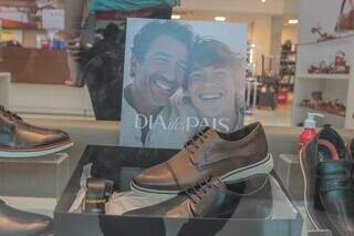 Com vendas incertas, cada lojista tem um palpite de presente ideal para os pais
