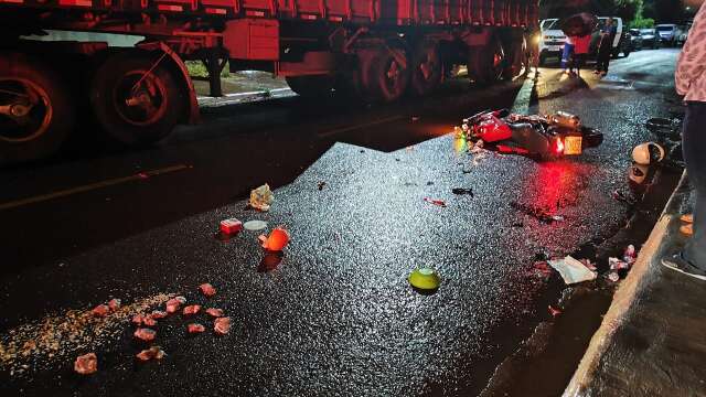 Motociclista de 29 anos morre ao bater em traseira de carreta estacionada
