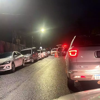 Acidente em pista molhada trava tr&acirc;nsito na Avenida Rodolfo Jos&eacute; Pinho