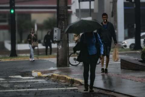Frente fria avan&ccedil;a, muda o tempo e provoca chuva em Campo Grande