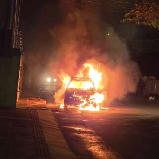 Fiat Uno &eacute; destru&iacute;do por inc&ecirc;ndio na Vila Sobrinho