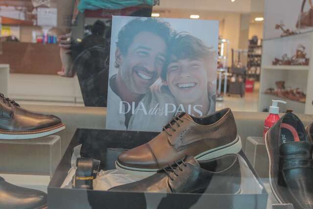Com vendas incertas, cada lojista tem um palpite de presente ideal para os pais