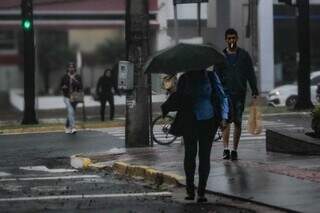 Frente fria avan&ccedil;a, muda o tempo e provoca chuva em Campo Grande