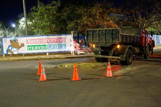 Caminh&atilde;o invade UFMS ap&oacute;s colis&atilde;o na rotat&oacute;ria da Filinto M&uuml;ller
