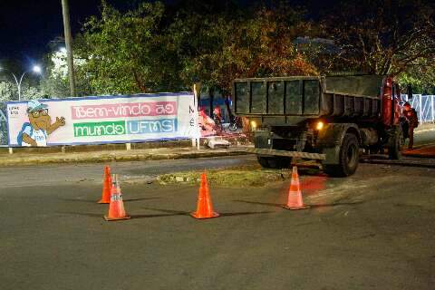 Caminh&atilde;o invade UFMS ap&oacute;s colis&atilde;o na rotat&oacute;ria da Filinto M&uuml;ller