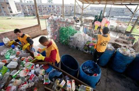 Cooperativas de catadores receber&atilde;o R$ 3 milh&otilde;es para fortalecer a reciclagem