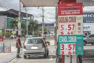 Comerciantes recorrem &agrave; &quot;compensa&ccedil;&atilde;o&quot; para manter pre&ccedil;os de carne e gasolina