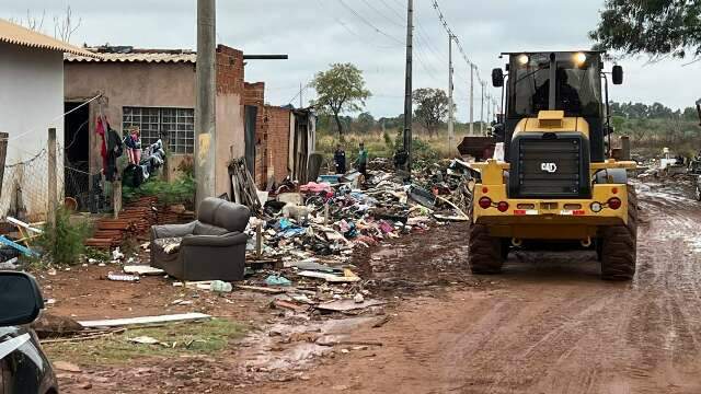 Quatro s&atilde;o presos por incentivar descarte irregular de lixo