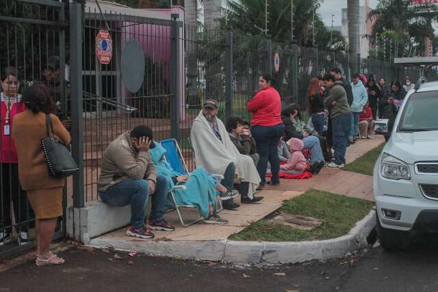 Com coberta e casaco, consumidores enfrentam frio para garantir itens de cinc&atilde;o