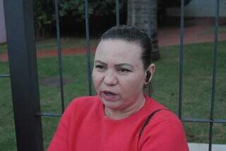 Com coberta e casaco, consumidores enfrentam frio para garantir itens de cinc&atilde;o