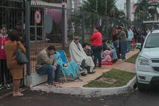 Com coberta e casaco, consumidores enfrentam frio para garantir itens de cincão Com coberta e casaco, consumidores enfrentam frio para garantir itens de cincão