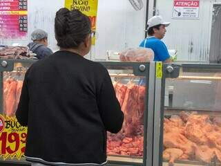Comerciantes recorrem &agrave; &quot;compensa&ccedil;&atilde;o&quot; para manter pre&ccedil;os de carne e gasolina